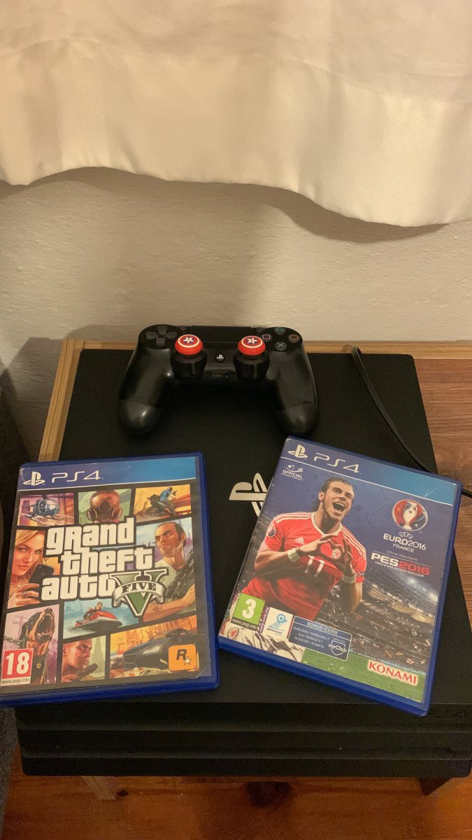 Playstation 4 Pro + 2 oyun