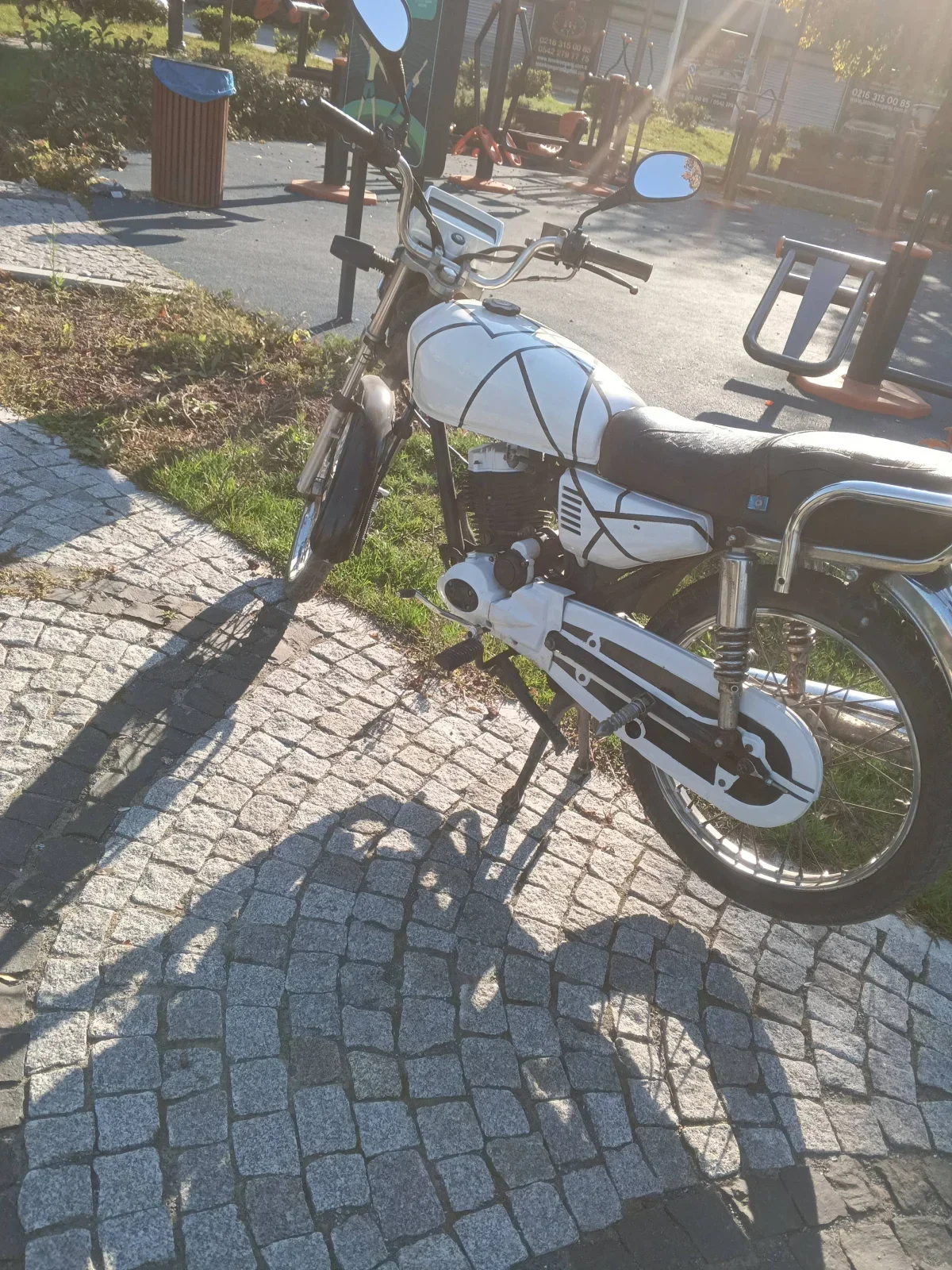 Cg 50 CC B ehliyeti sürer.